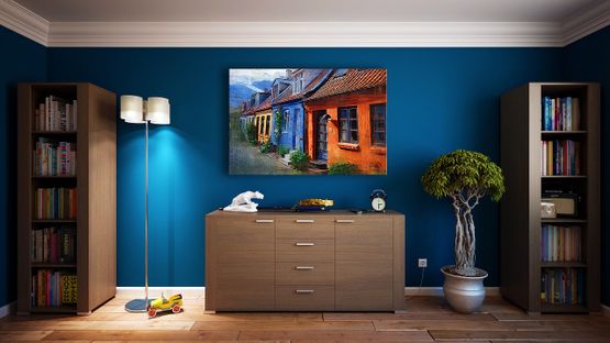 Habitación con pared azul